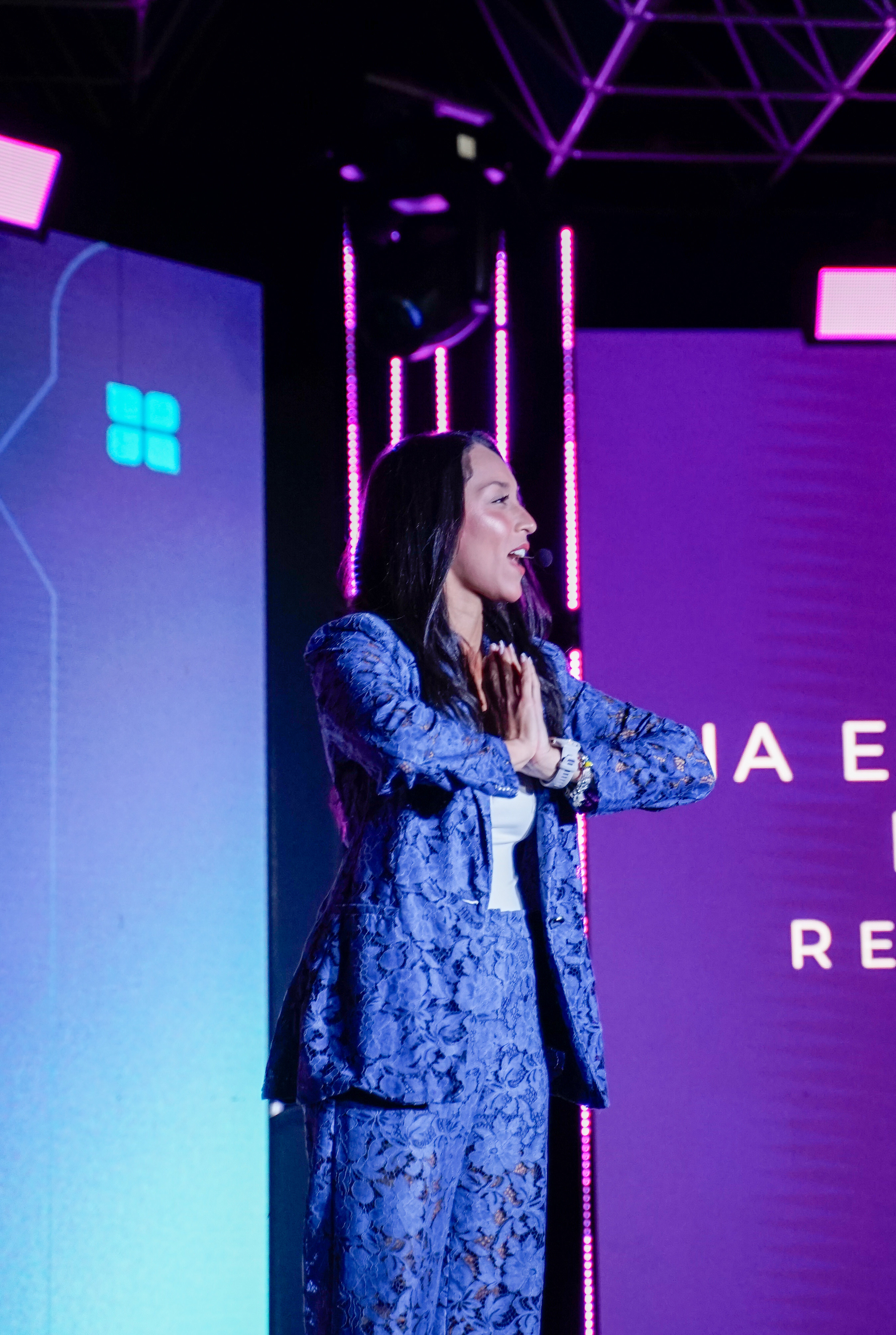 Hermana Carvajalino en escenario